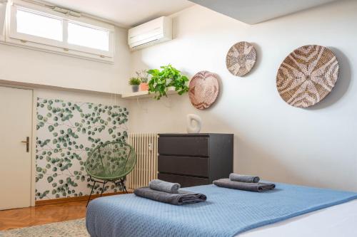 una camera da letto con un letto blu e una sedia di Santa Croce Flat Amazing View a Firenze