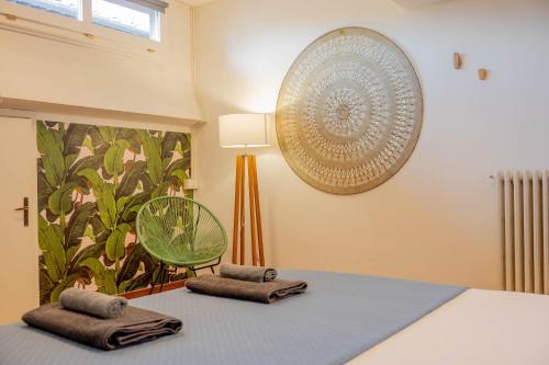 una camera da letto con un letto con due cuscini sopra di Santa Croce Flat Amazing View a Firenze