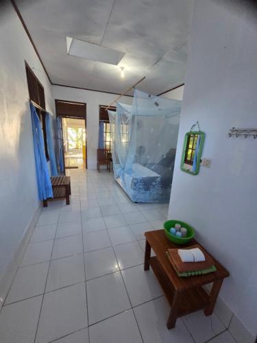 un soggiorno con acquario e tavolo di Amara Resort - Sunset Suite a Ohoililir