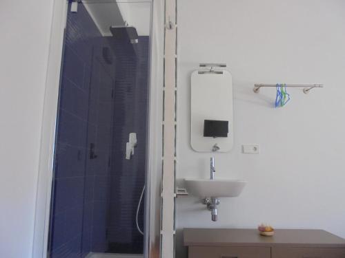 A bathroom at Huéspedes Sa Font