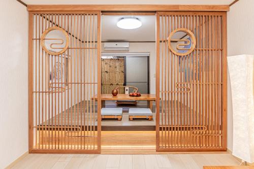 a room with a wooden partition with a table in a room at Family House 蕾 池袋徒步圈全新装修日式户建民宿 in Tokyo