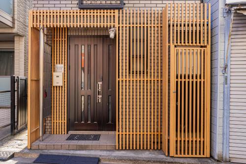 an entrance to a building with a wooden door at Family House 蕾 池袋徒步圈全新装修日式户建民宿 in Tokyo
