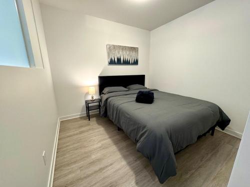 En eller flere senge i et værelse på Buchanan 705 - Midtown Luxe Loft and gym