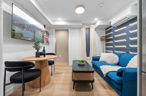 Posezení v ubytování Casa Hotels McCaul- Central New Basement Suite