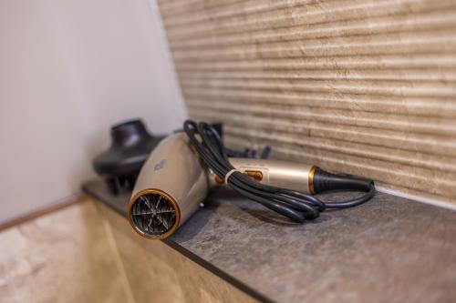 een haardroger op een aanrecht naast een raam bij Leeds City Centre Luxe Flats 8 mins to Station! in Central Station
