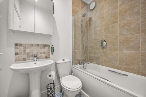 a bathroom with a toilet and a sink and a bath tub at Spacious 2 Bed & 1 Bath - Close to Beach & City Centre in Brighton & Hove