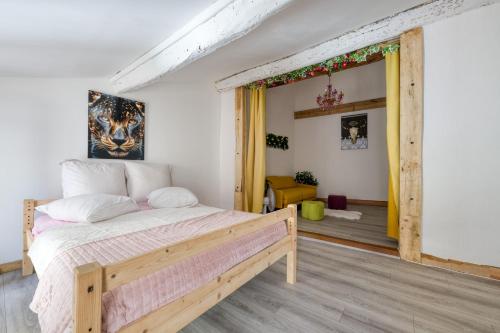Un dormitorio con una gran cama de madera en una habitación. en Les Terrasses de Choubaka, en Alignan-du-Vent
