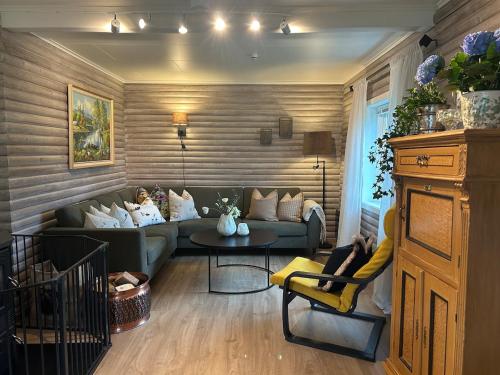 un soggiorno con un divano e un tavolo di Mikkelsby house by Altafjord ad Alta