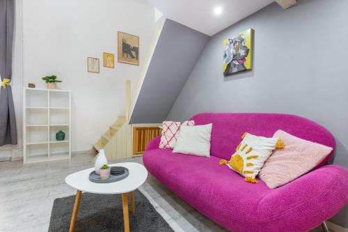 Quiet Cozy Art Apartment - City Center, Near Metro