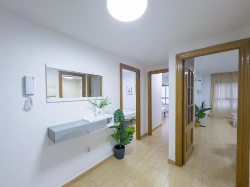 un baño con lavabo y espejo en Apartamento San Diego 1 - Almyra Inmobiliaria, en Los Alcázares