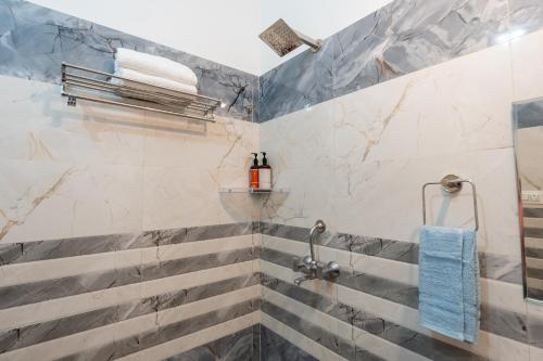 Et badeværelse på Rahat by The StayCationer