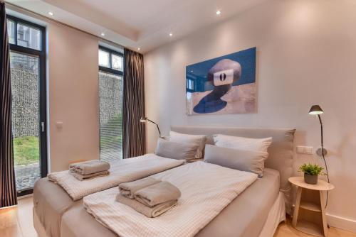 ein großes Bett mit zwei Kissen darauf in einem Schlafzimmer in der Unterkunft Ferienwohnung Luxus Apartment MeerFreude Sellin in Ostseebad Sellin