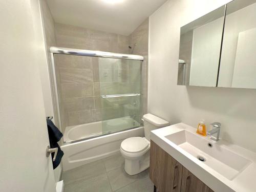 Et badeværelse på Buchanan 605 - Midtown Luxe Loft and gym