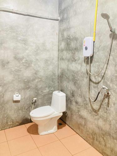 a bathroom with a shower and a toilet at Pizza classic resort kohjum in Ban Ko Phrao