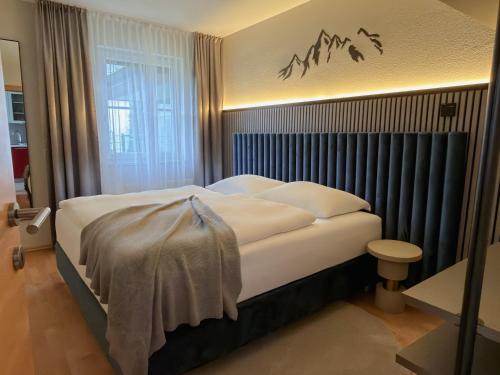 a bedroom with a large white bed in a room at "SONNTAGSKIND" - 2-Zimmer-Apartment mit Terrasse und Privatgarten in Kraiham