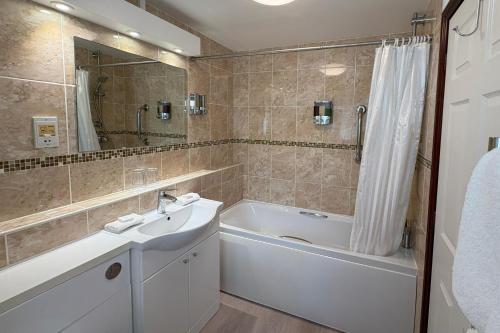 Phòng tắm tại Stow Lodge Hotel