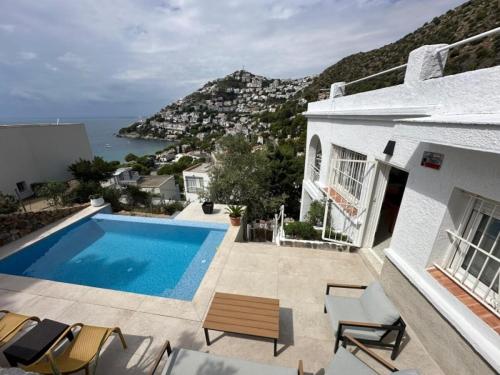 Preciosa casa con piscina desbordante y vistas al mar