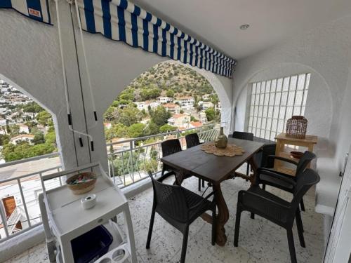 Preciosa casa con piscina desbordante y vistas al mar
