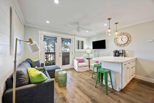 een keuken en woonkamer met een bank en een tafel bij Oceanfront Sunrises on Mitchelville Beach in Hilton Head Island
