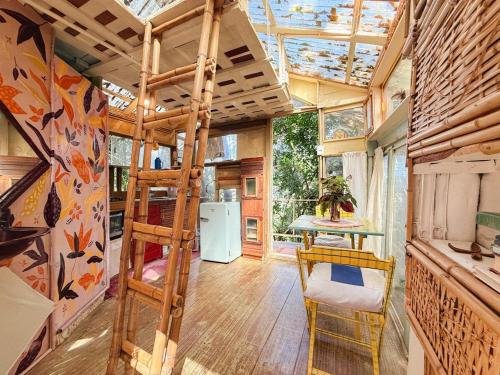 una casa sull'albero con una scala in una stanza di Cabana Floresta Amada a Ouro Preto