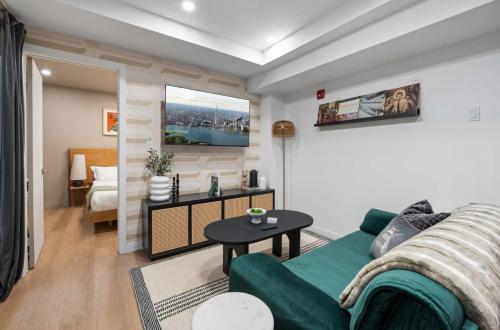 En eller flere senge i et værelse på Casa Hotels McCaul- Modern DT Suite w Workspace