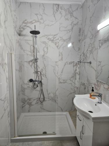 een badkamer met een douche en een wastafel bij Anton Luxury Villa SeaView by Emmelia Group in Klorakas