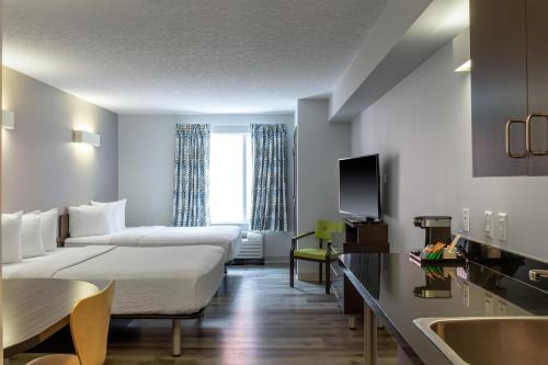 Postel nebo postele na pokoji v ubytování Motel 6 Airdrie