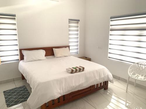 En eller flere senge i et værelse på The white luxury Homestay