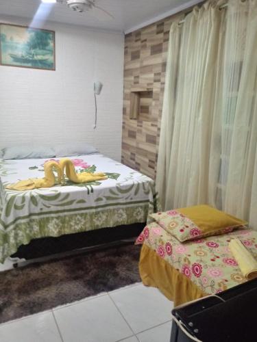 ein Schlafzimmer mit zwei Betten mit Bananen darauf in der Unterkunft Casa da Dil in Matta de São João