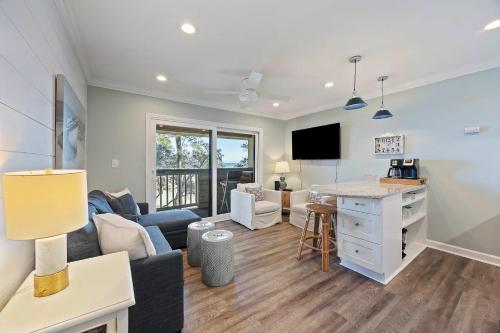 een woonkamer met een bank en een tafel bij Unspoiled Beachfront Villa Sunrises from Balcony in Hilton Head Island