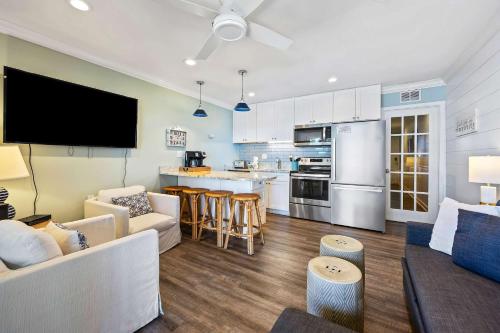 een woonkamer met een bank en een keuken bij Unspoiled Beachfront Villa Sunrises from Balcony in Hilton Head Island