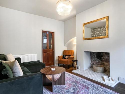 ein Wohnzimmer mit Sofa und Kamin in der Unterkunft Botany Bay House in Whitby