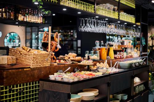 ein Buffet mit Speisen in einem Restaurant in der Unterkunft Cocoon Sendlinger Tor in München