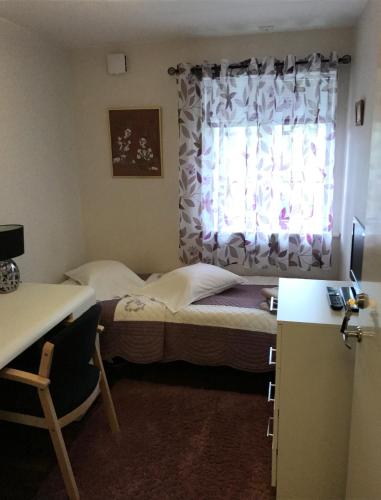 a small room with a bed and a window at Hedemora Logi in Hedemora