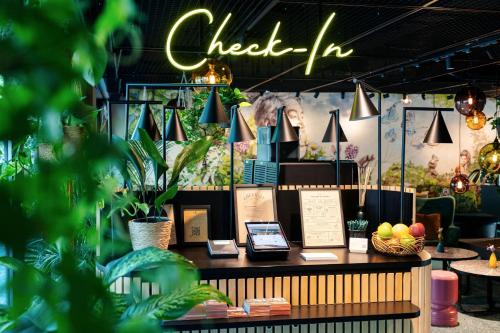 ein Laden mit einem Tresen und einem Schild mit der Aufschrift „Einchecken“ in der Unterkunft Cocoon Sendlinger Tor in München