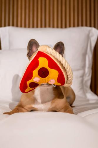 Postel nebo postele na pokoji v ubytování Mama Shelter Dijon