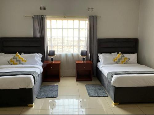 En eller flere senge i et værelse på Golden Favour Homes