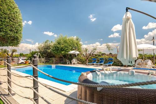 Bazén v ubytování Appartamento VILLA ADRY nebo v jeho okolí