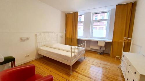 una camera da letto con una culla in una stanza con finestra di Zimmer im Erdgeschoss a Mannheim