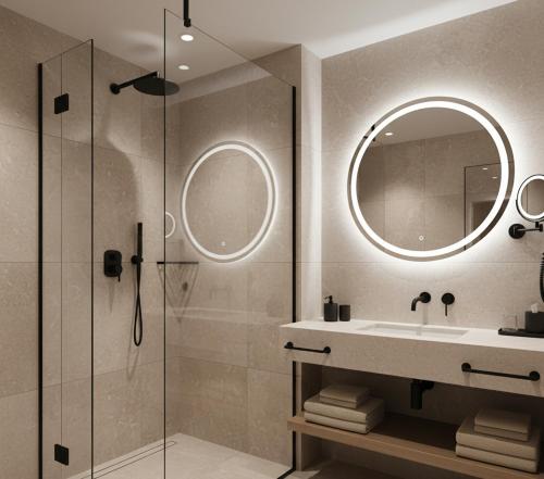 un bagno con lavandino e doccia in vetro di Zafer Hotel a Malatya