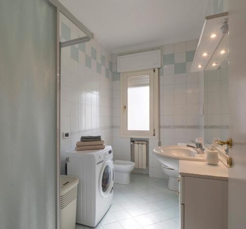 een badkamer met een wasmachine en een wastafel bij Apartment Sun&Moon in Venice in Mestre
