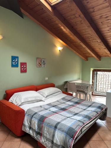 una cama grande en una habitación con una mesa en Garibaldi 4 Loft, en Brescia