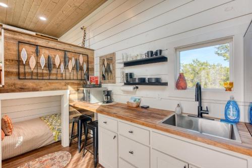 una cucina con un lavello e un bancone di Tiny Islands Resort Entire Property a Fischer
