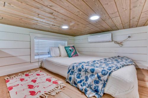 una piccola camera da letto con un letto e una finestra di Tiny Islands Resort Entire Property a Fischer