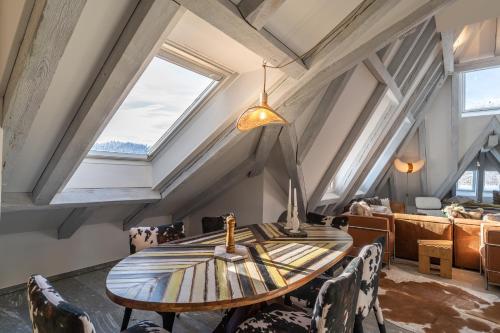 een eetkamer met een houten tafel en stoelen bij Edelweiss Schlosswohnung in Flims