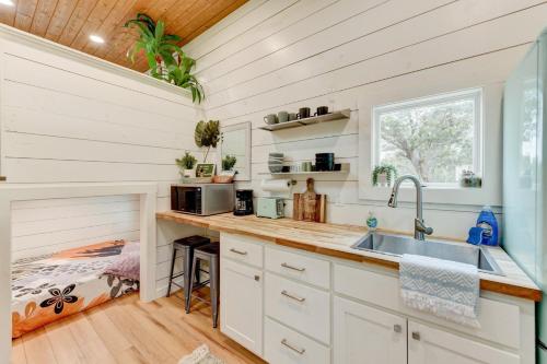 una cucina in una casetta minuscola con lavandino di Tiny Islands Resort - Kauai a Fischer