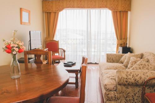 sala de estar con mesa y sofá en Departamento Don Matias Lincoyan, en Concepción