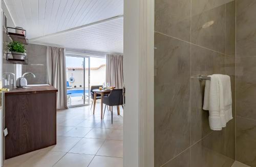 un bagno con doccia e una cucina con tavolo di Spacious Villa Victoria Heated Pool a Callao Salvaje