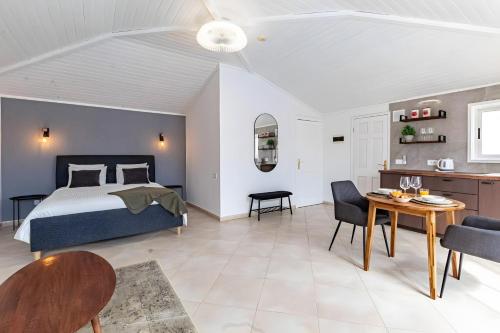 una camera da letto con un letto, un tavolo e delle sedie di Spacious Villa Victoria Heated Pool a Callao Salvaje