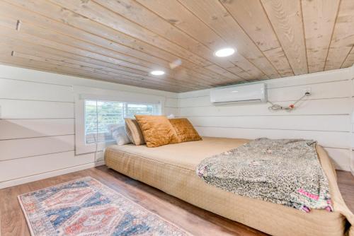 una camera da letto in una casetta con un letto di Tiny Islands Resort - Madagascar a Fischer